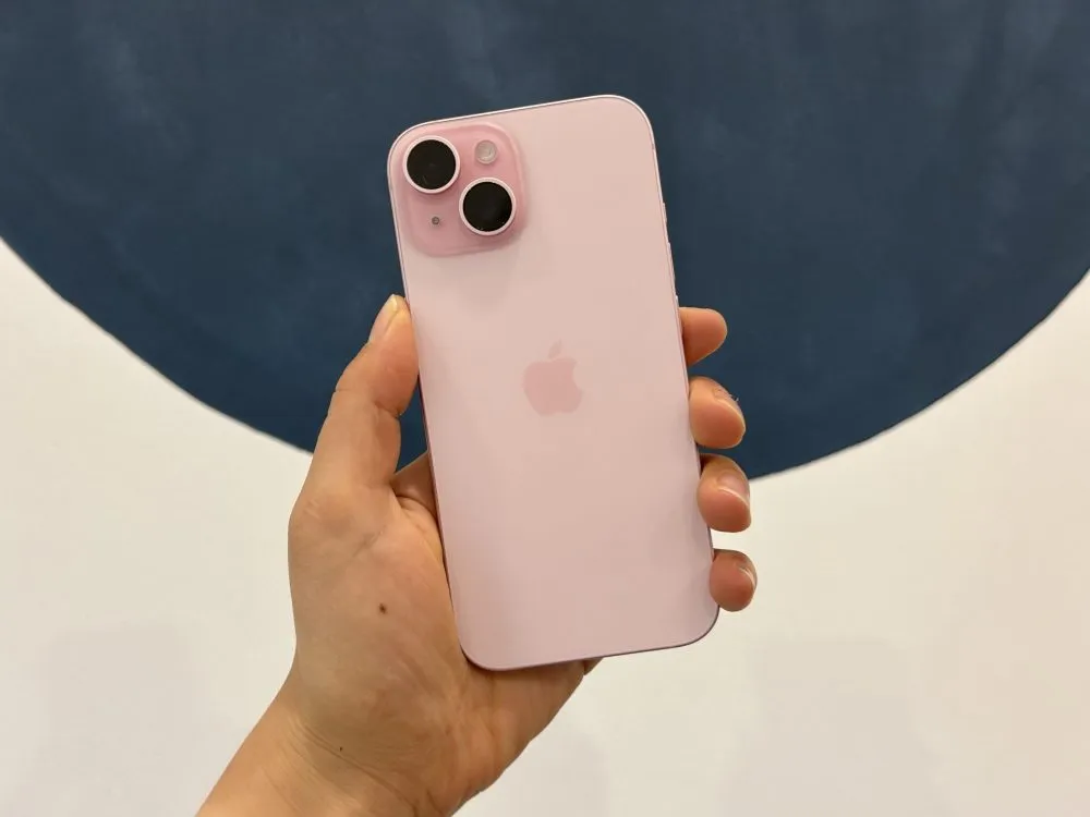 iPhone 15 Plus màu Hồng tươi sáng, nổi bật khi chụp trong nhà
